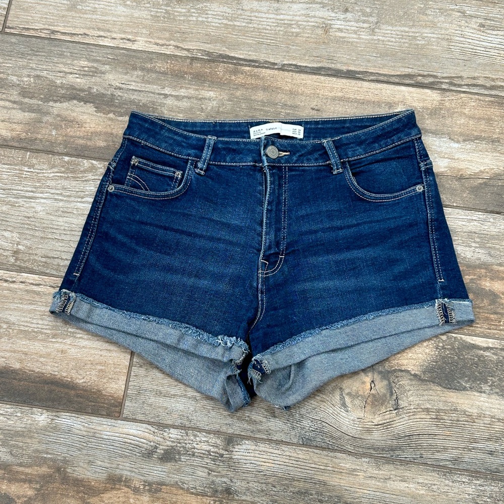 Zara Trafaluc Women’s Stretch Fabric Cuffed Frayed Hem Jean Shorts Size 6. Read